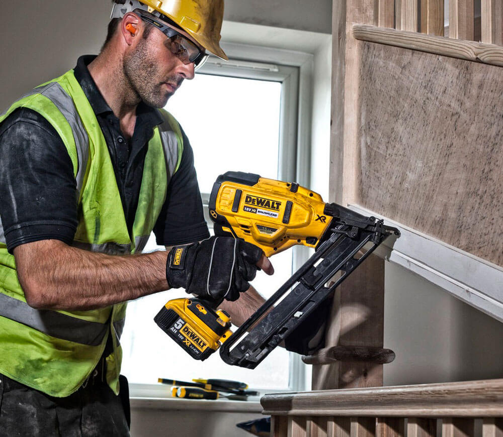Pistol de bătut cuie cu acumulator (fără baterii) DEWALT DCN650N 18V photo 4