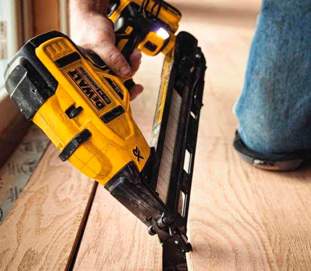 Pistol de bătut cuie cu acumulator (fără baterii) DEWALT DCN650N 18V photo 3