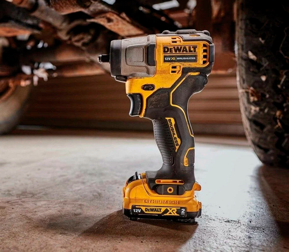 Mașină de înșurubat cu impact DEWALT DCF902N 200w 168Nm photo 1
