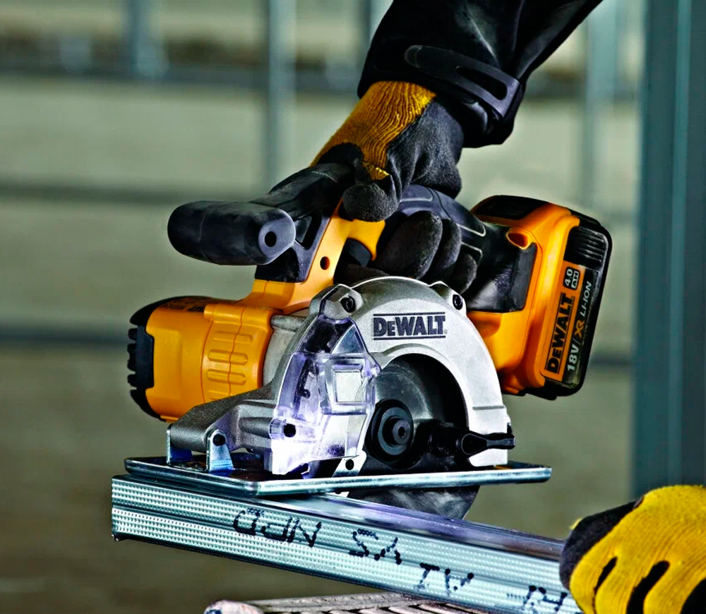 Fierăstrău circular cu acumulator (fără bat) DEWALT DCS373NT 140mm 18V photo 3