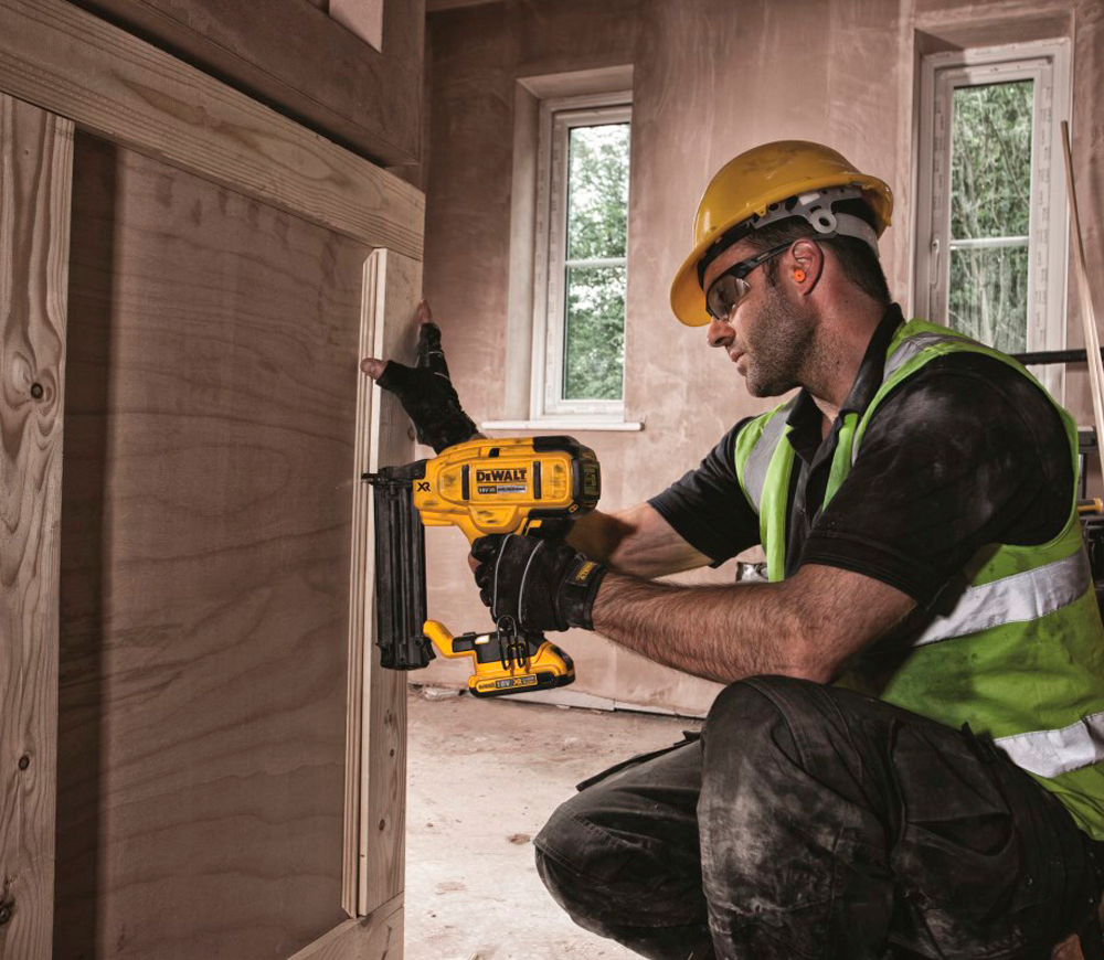 Capsator cu acumulator DEWALT DCN680D2-QW 240bat/min 18V 2Ah photo 5