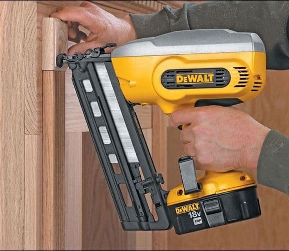 Pistol de cuie cu acumulator DEWALT DC618KB  18V 2.6Ah photo 0