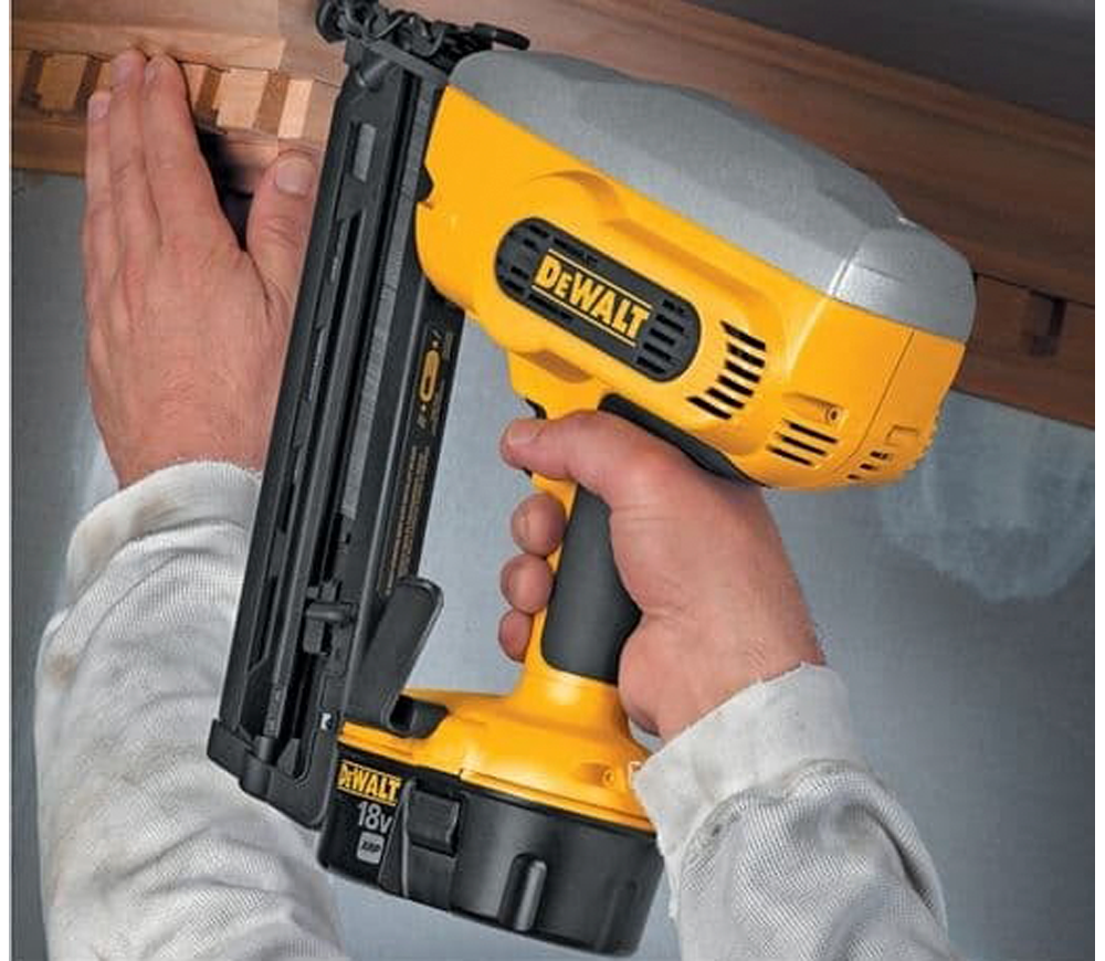 Pistol de cuie cu acumulator DEWALT DC618KB  18V 2.6Ah photo 2