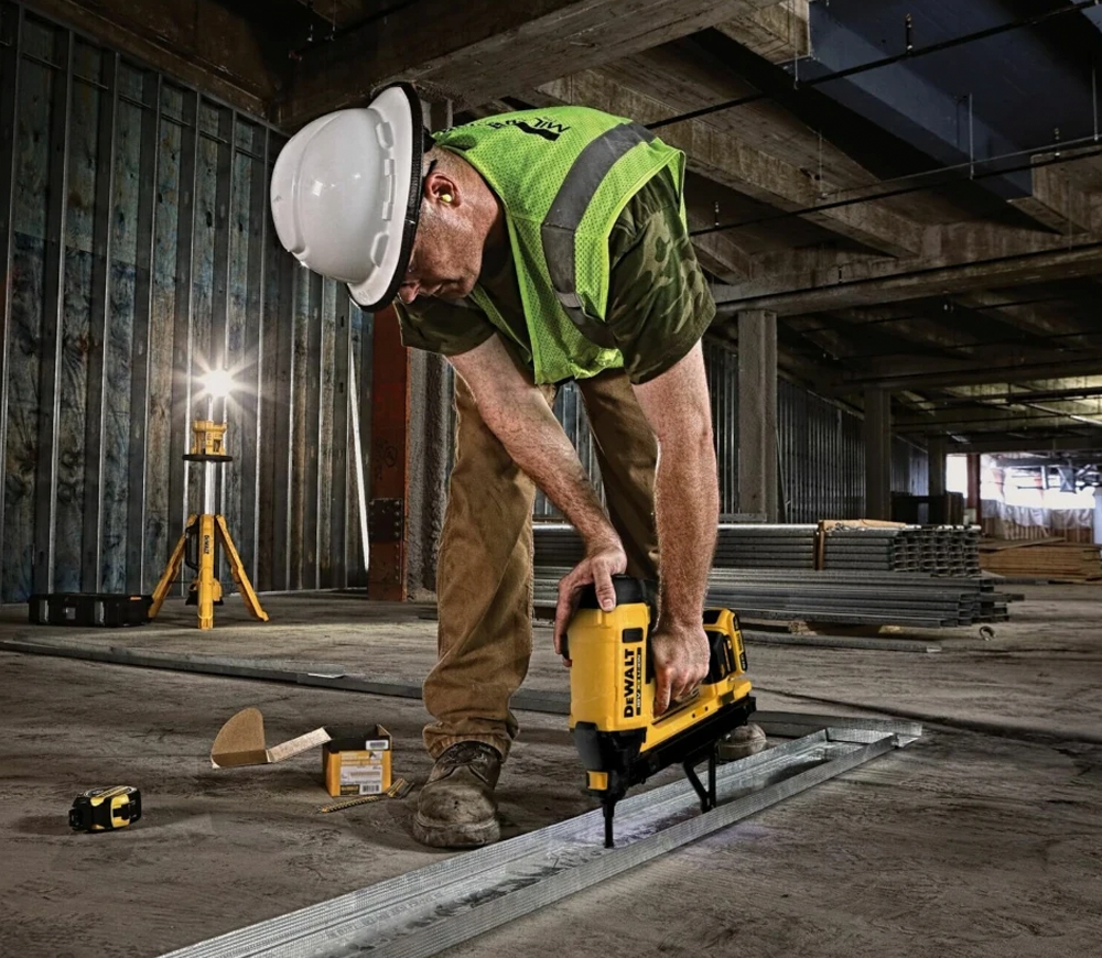 Capsator cu acumulator DEWALT DGN845D1-QW  18V 2Ah photo 5
