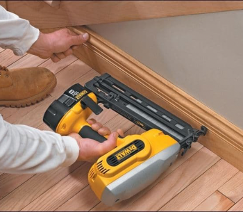 Pistol de cuie cu acumulator DEWALT DC618KB  18V 2.6Ah photo 1